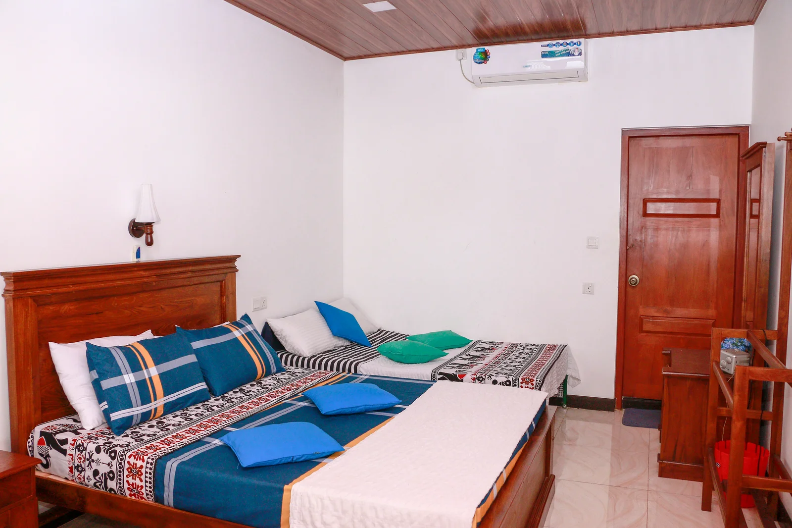 Deluxe Triple Room — Private en-suite bathroom with hot water shower and fresh towels
